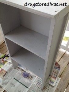 Updating an old bookcase is s o easy. Just repaint it! Find out more at www.drugstoredivas.net.