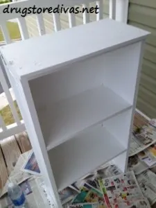 Updating an old bookcase is so easy. Just repaint it! Find out more at www.drugstoredivas.net.
