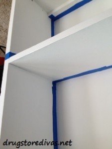 Updating an old bookcase is so easy. Just repaint it! Find out more at www.drugstoredivas.net.