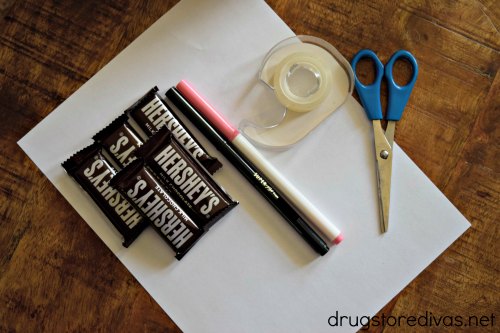 This DIY Bunny Chocolate Bar Craft is the perfect addition to your Easter baskets. Make them with mini or regular-sized chocolate bars. Find out how on www.drugstoredivas.net.
