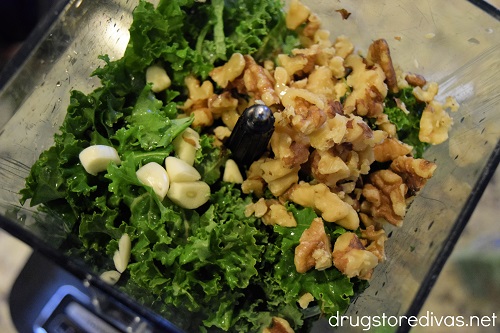 Kale, walnuts, and garlic in a blender.