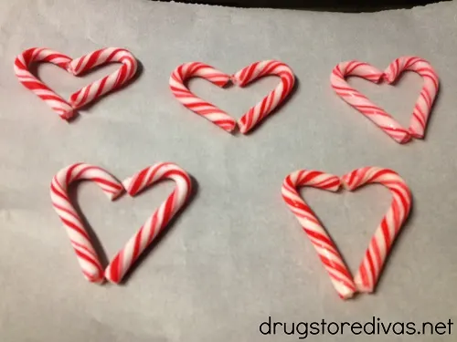 These Candy Cane Chocolate Hearts are a super simple Valentine's Day Treat. Find out how to make them on www.drugstoredivas.net.