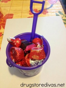 Celebrate Valentine's Day with this Simple I Dig You Treat Bucket from www.drugstoredivas.net.