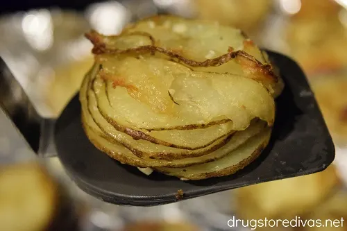 Mini Pommes Anna are a great way to serve individual portions of the popular dish. Find out how to make them on www.drugstoredivas.net.