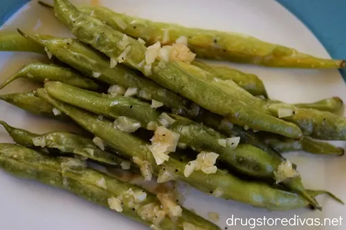 Lemon garlic string beans on a blue and white plate.