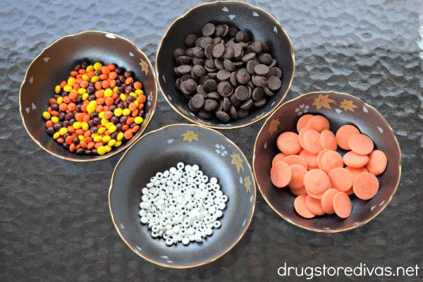 Need to bring a treat to a Halloween party? Try this Halloween chocolate bark recipe from www.drugstoredivas.net.