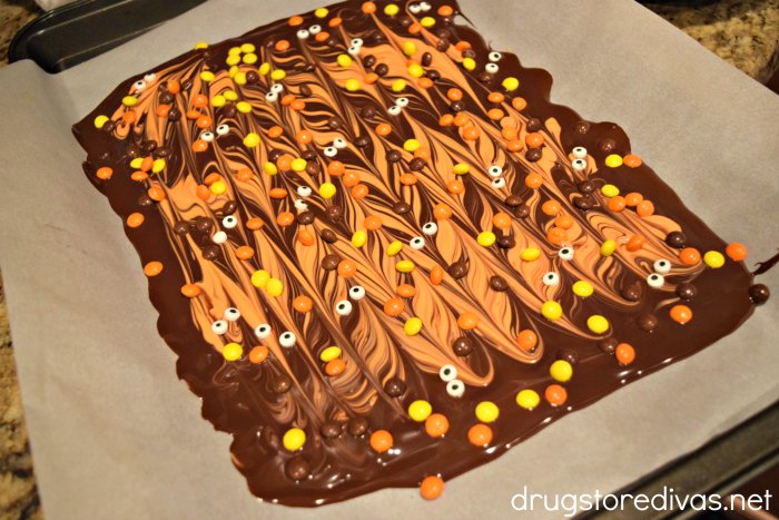 Need to bring a treat to a Halloween party? Try this Halloween chocolate bark recipe from www.drugstoredivas.net.