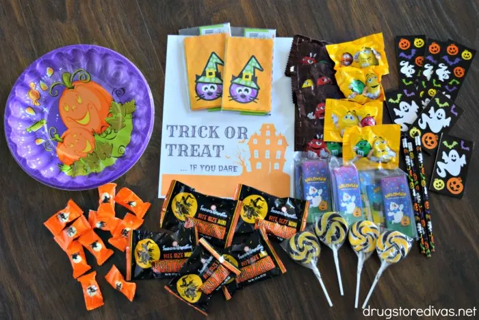 Want to put together the perfect Halloween treat bowl? This post from www.drugstoredivas.net tells you how.