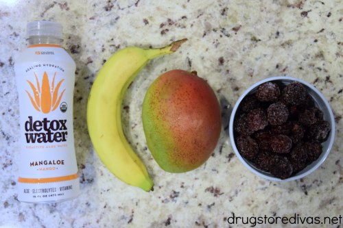 #ad Here's a great breakfast idea! Try this Mango Banana Berry Detox Smoothie recipe from www.drugstoredivas.net.