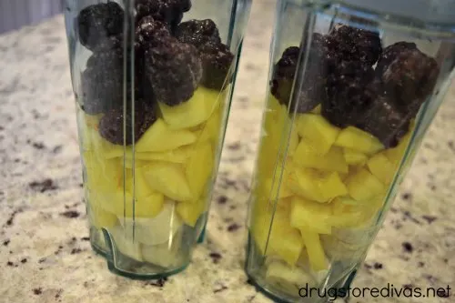 #ad Here's a great breakfast idea! Try this Mango Banana Berry Detox Smoothie recipe from www.drugstoredivas.net.