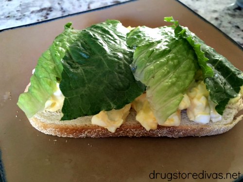 Looking for an easy lunch idea? Egg salad sandwich is perfect! Get the recipe at www.drugstoredivas.net.