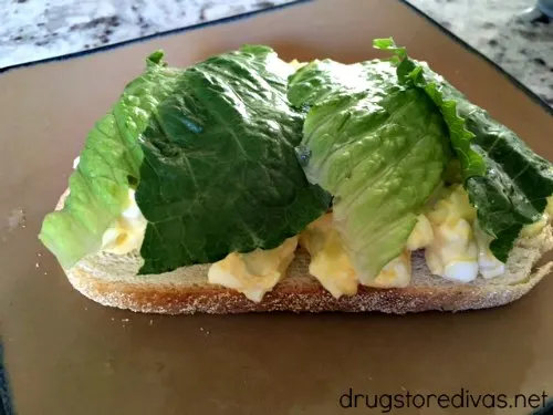 Looking for an easy lunch idea? Egg salad sandwich is perfect! Get the recipe at www.drugstoredivas.net.