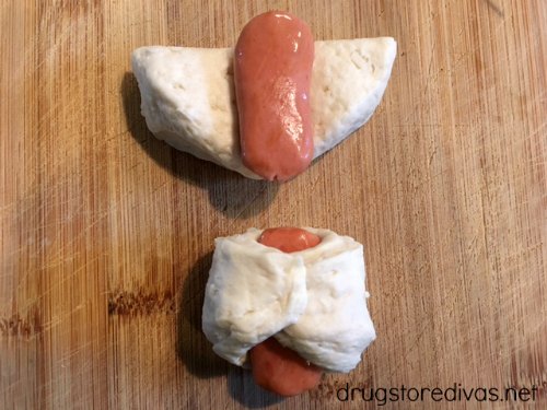 Looking for the perfect party appetizer? Make these pigs in a blanket from www.drugstoredivas.net.