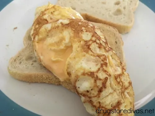 Step up your lunch with this tasty cheesy egg sandwich from www.drugstoredivas.net.