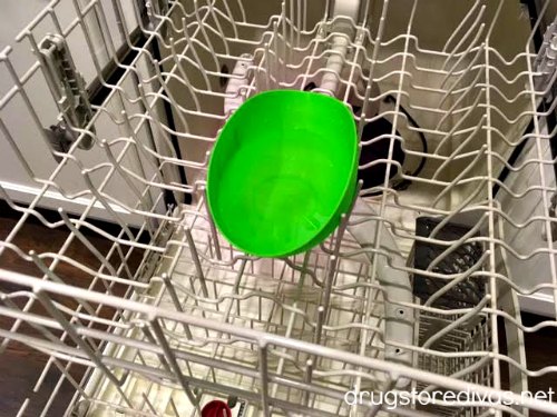 You have to clean your dishwasher on a regular basis, but it's simple. Find out how to clean a dishwasher in three steps from www.drugstoredivas.net.