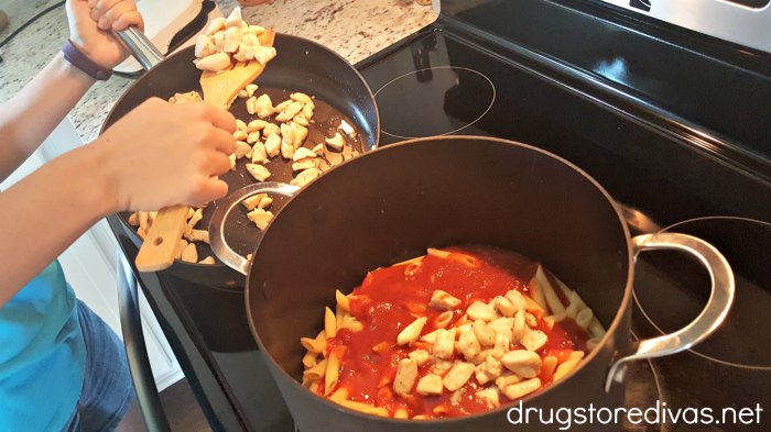 #ad Looking for an easy weeknight dinner idea? Try this Chicken Parmesan Pasta from www.drugstoredivas.net. #BarillaUS #NoKidHungry
