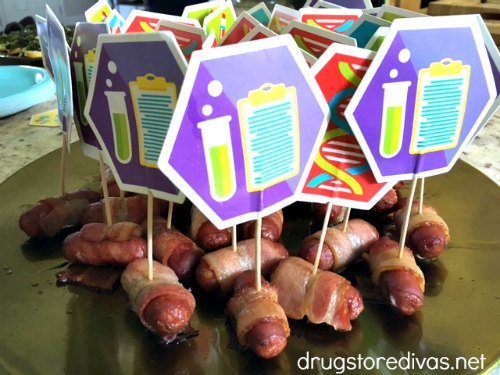 Science birthday parties can be a ton of fun! Get tips to throw the perfect science birthday party in this post from www.drugstoredivas.net.