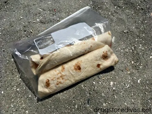 Planning a trip to the beach? Don't pack potato chips! Check out these 5 Healthy Beach Snacks that you can pack instead (from www.drugstoredivas.net).