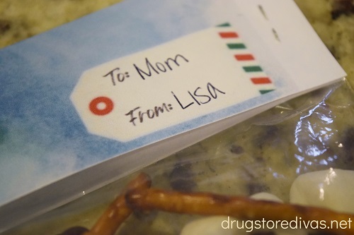 The words "To Mom, From Lisa" written on a gift tag.