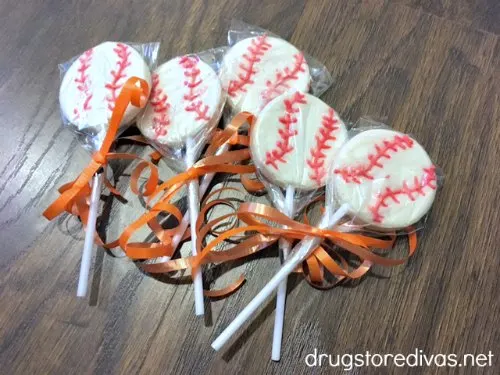 #ad Planning a baseball party? You'll want to put together this DIY Baseball-Themed Candy Jar Guessing Game from www.drugstoredivas.net.