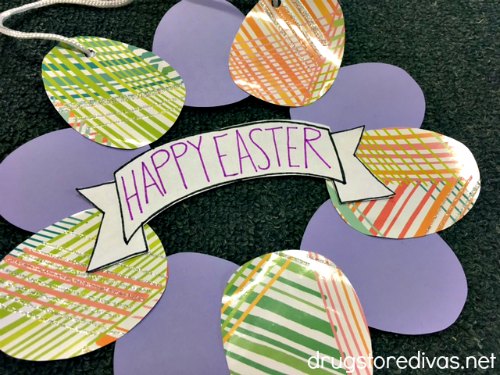 #ad Looking for an easy Easter craft? This DIY Paper Easter Egg Wreath is perfect. Get the tutorial on www.drugstoredivas.net.