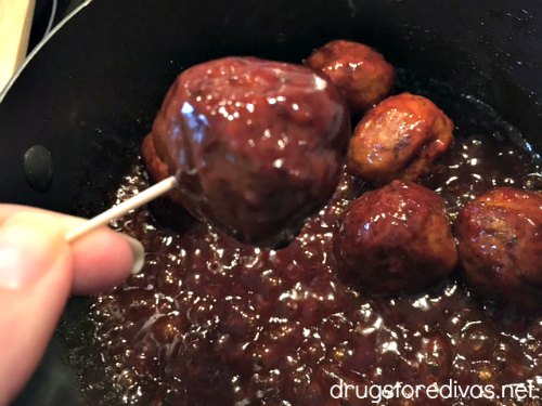 These Sweet And Spicy Jelly Meatballs are the perfect party appetizer. They're really easy to make too. Get the recipe at www.drugstoredivas.net.