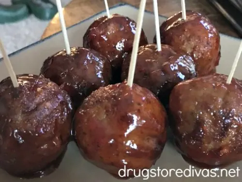 These Sweet And Spicy Jelly Meatballs are the perfect party appetizer. They're really easy to make too. Get the recipe at www.drugstoredivas.net.