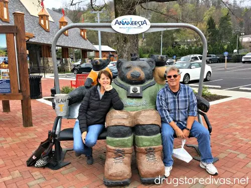 Gatlinburg, Tennessee is a cute mountain town that you HAVE to visit. Find all the great things to do in Gatlinburg, Tennessee on www.drugstoredivas.net.