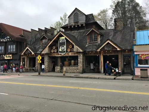 Gatlinburg, Tennessee is a cute mountain town that you HAVE to visit. Find all the great things to do in Gatlinburg, Tennessee on www.drugstoredivas.net.