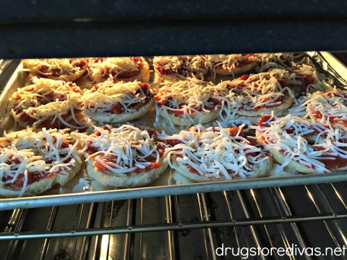 Want a guilt-free delicious dinner? Make these Pizza Bagels (from 2 Ingredient Dough) from www.drugstoredivas.net. You can have 3 for only 7 Weight Watchers Freestyle Points!