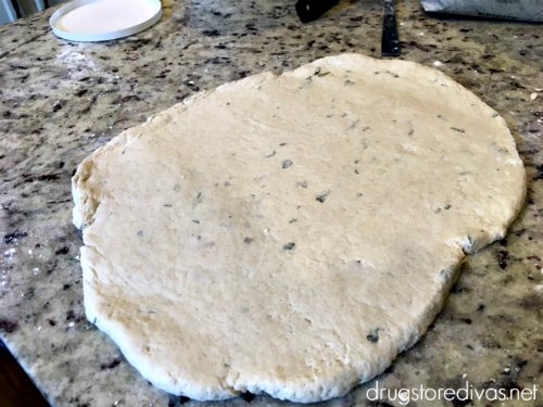 Pizza night can be every night with this easy 2 Ingredient Dough Pizza from www.drugstoredivas.net. Even better, each slice is only 2 Weight Watchers Freestyle points!