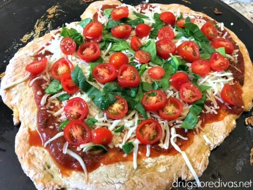 Pizza night can be every night with this easy 2 Ingredient Dough Pizza from www.drugstoredivas.net. Even better, each slice is only 2 Weight Watchers Freestyle points!