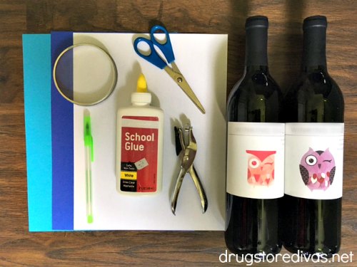 Dress up your wine gift with these DIY Birthday Hats for wine! Get the tutorial at www.drugstoredivas.net.