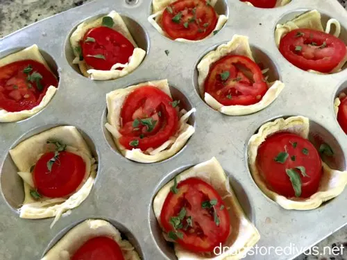 Your garden tomatoes will taste great in these Mini Tomato Pies. Get the recipe at www.drugstoredivas.net.