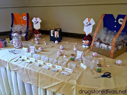 If you're throwing a baseball themed party, you need to make these DIY Baseball Vendor Favor Stands. Get the instructions at www.drugstoredivas.net.