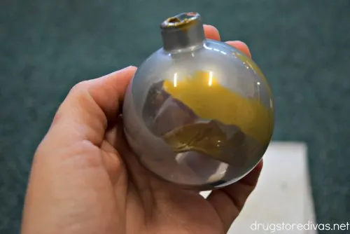 Want something special to hang on the tree? Make this DIY Paint Swirl Ornament. Get the tutorial on www.drugstoredivas.net.