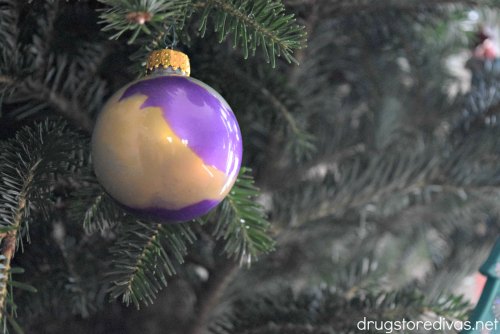 Want something special to hang on the tree? Make this DIY Paint Swirl Ornament. Get the tutorial on www.drugstoredivas.net.