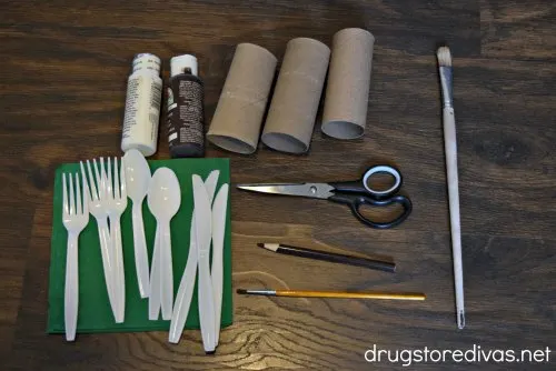 Make your Football Sunday more special with these DIY Football-Shaped Utensil Holders. Get the tutorial at www.drugstoredivas.net.