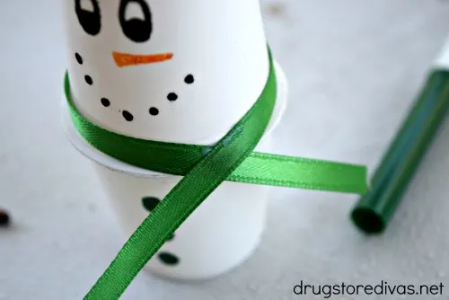 Don't throw away your K-Cups! Upcycle your used K-Cups to make this DIY K-Cup Snowman. Get the tutorial at www.drugstoredivas.net.
