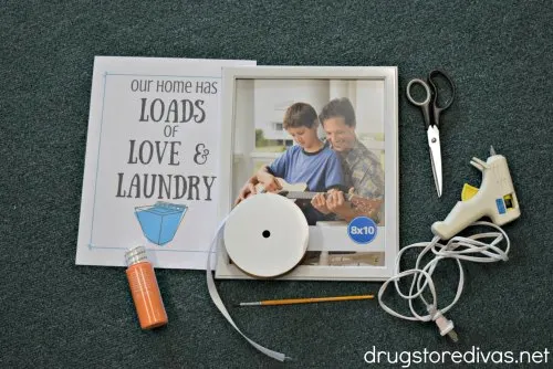 Add a little pizzazz to your home with this DIY Laundry Room Wall Art. It comes with a free printable too at www.drugstoredivas.net.