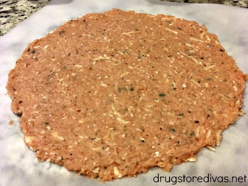 If you're looking for a good keto pizza recipe, try this Ground Chicken Crust Pizza. It's low carb, gluten-free, and Weight Watchers friendly. Get the recipe at www.drugstoredivas.net.