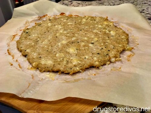 If you're looking for a good keto pizza recipe, try this Ground Chicken Crust Pizza. It's low carb, gluten-free, and Weight Watchers friendly. Get the recipe at www.drugstoredivas.net.