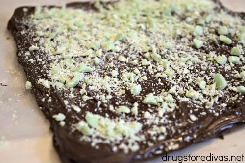 These layered chocolate mint bars are the perfect treat for your sweet tooth AND are only 2 ingredients. Get the recipe at www.drugstoredivas.net.