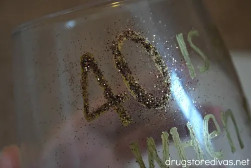 Need a gift for a 40th birthday party? Make these DIY 40 Is Fine When You Look 29 Glitter Wine Glass. Get the tutorial and printable on www.drugstoredivas.net.