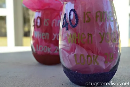 Need a gift for a 40th birthday party? Make these DIY 40 Is Fine When You Look 29 Glitter Wine Glass. Get the tutorial and printable on www.drugstoredivas.net.