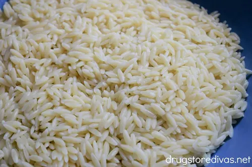 Cooked orzo in a blue bowl.