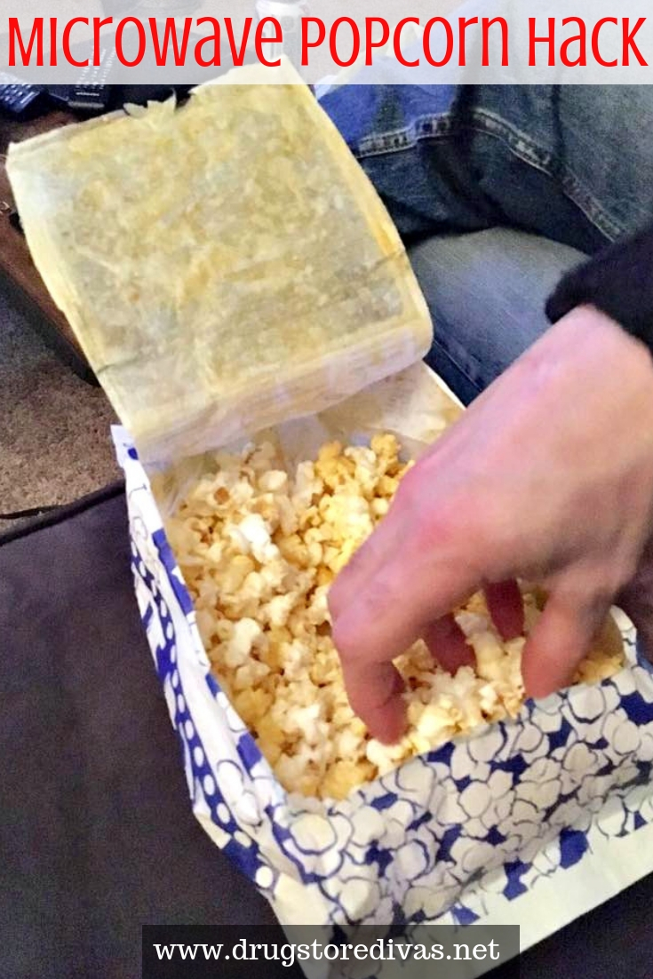 Like microwave popcorn but hate your hand getting messy? This microwave popcorn hack is for you. Find it on www.drugstoredivas.net. #lifehack