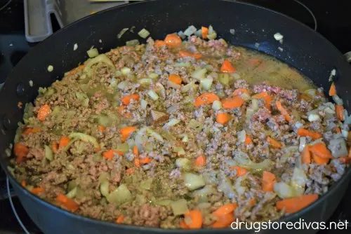 This Shepherd's Pie recipe is so hearty. It's the perfect comfort meal. Plus, it has BACON. Get the recipe at www.drugstoredivas.net.