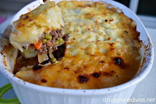 This Shepherd's Pie recipe is so hearty. It's the perfect comfort meal. Plus, it has BACON. Get the recipe at www.drugstoredivas.net.