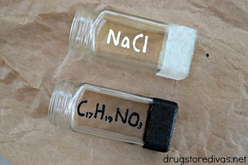 This DIY Chemical Formula Salt And Pepper Shaker Set is the perfect handmade gift for a science lover. Get the tutorial at www.drugstoredivas.net.
